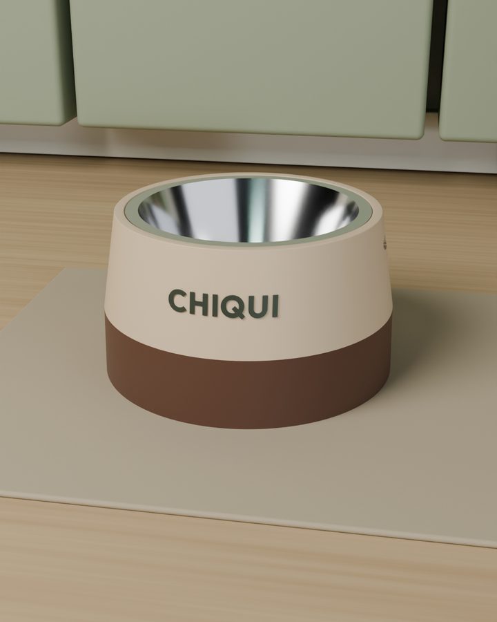 Soporte crema y chocolate con el nombre CHIQUI en una cocina